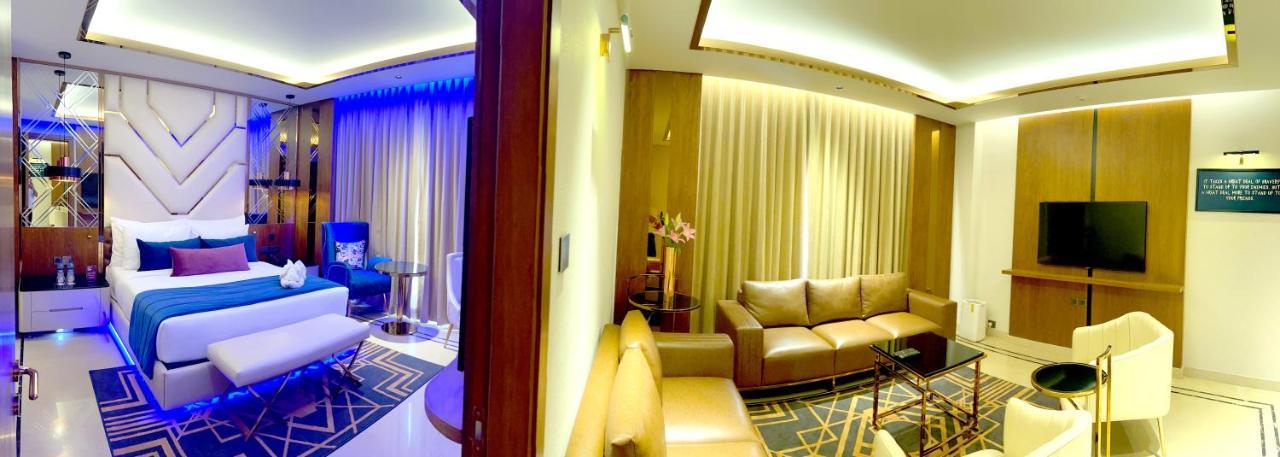 Planet Hollywood Thane Exterior foto