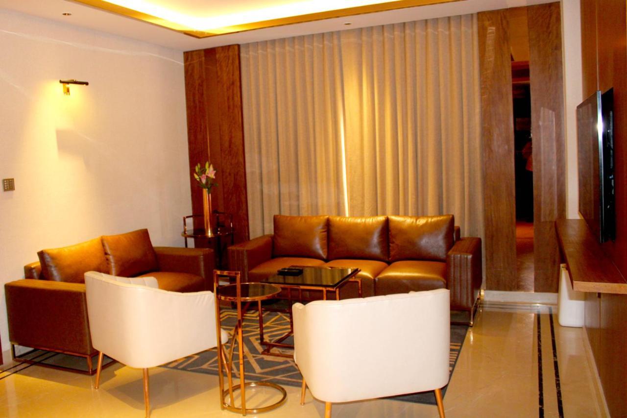 Planet Hollywood Thane Exterior foto